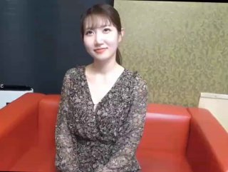 【我是探索者】純素顏學生妹，數鈔票的樣子真專注，愛乾淨有潔癖，刷牙才口交，嬌小玲瓏端起來幹，趁妹子不注意拔套，征服感滿滿…