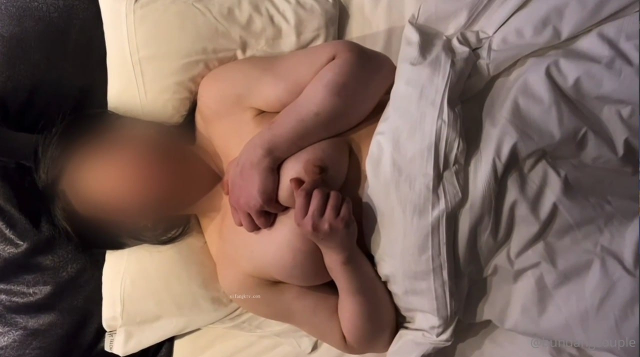 丰满漂亮美女主播穿着情趣透视装现场直播道具插逼自慰大秀 逼毛稀疏绝对诱惑 对白淫荡