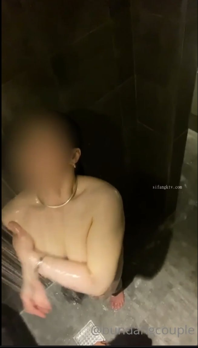 长相清纯漂亮美女主播和炮友啪啪大秀 还是个才艺唱歌主播 身材也很棒 激情啪啪很诱人 B